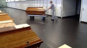 Une femme obèse déclenche un incendie lors de sa crémation