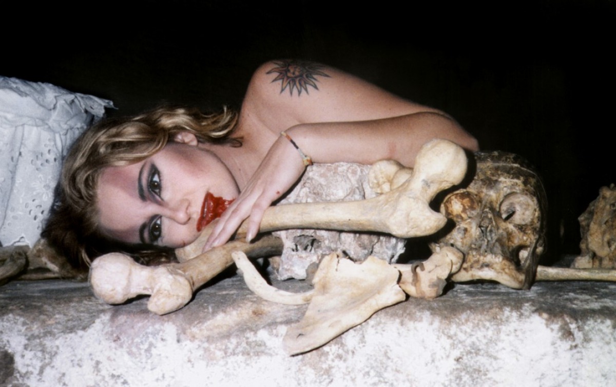 fiancee de dracula 2002 04 g Le Cimetière du Père Lachaise : Derrière les tombes, la perversion