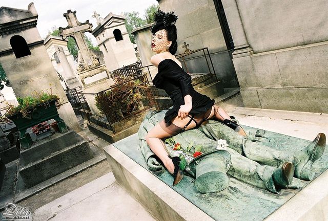 tumblr mbsfb3w7V91qln5kwo2 1280 Le Cimetière du Père Lachaise : Derrière les tombes, la perversion