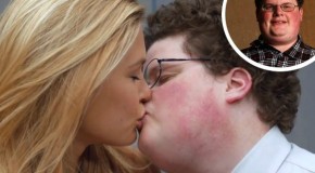 SuperBowl : Bar Refaeli embrasse un super geek