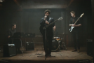 La violence crescendo de « Late Night », le dernier clip de Foals
