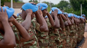 Elections au Mali: les soldats ouest-africains troquent le béret contre le casque bleu